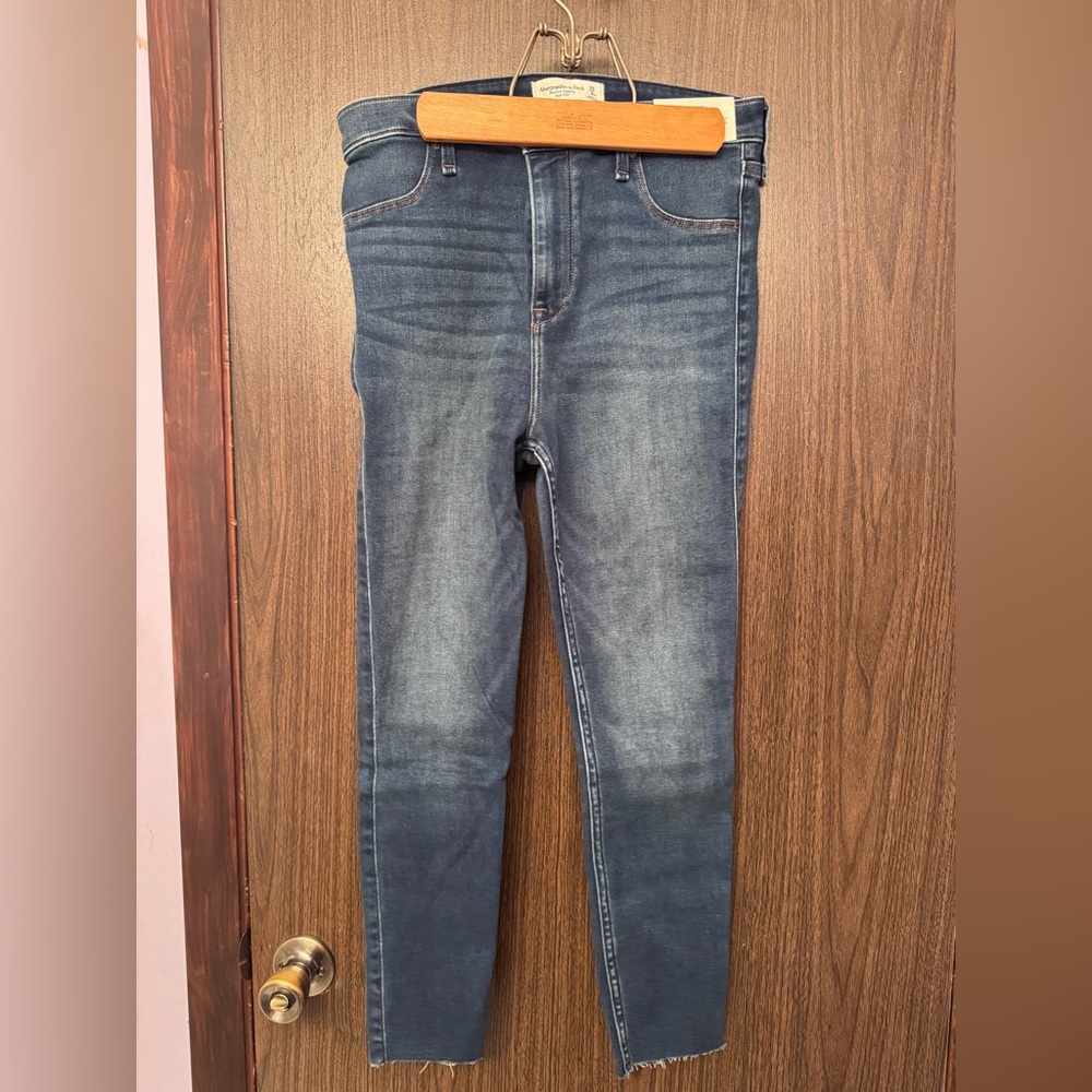 ABERCROMBIE MEDIUM DARK WASH THE JEAN LEGGING SIZE 29 8XS EXTRA SHORT 24.5”